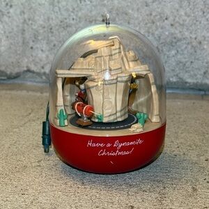 HALLMARK ROAD RUNNER AND WILE E COYOTE MAGIC KEEPSAKE ORNAMENT  1993